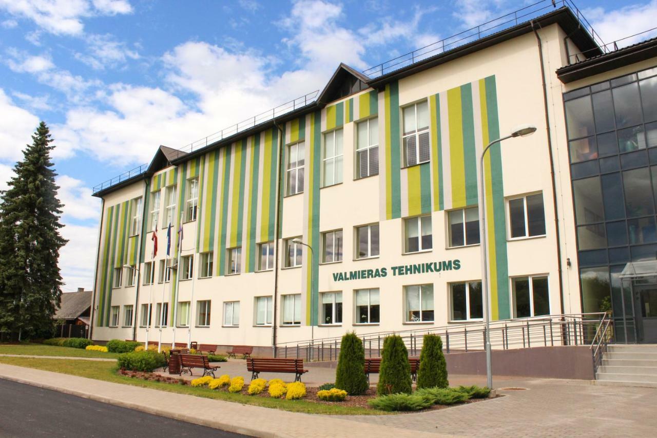 Valmieras Tehnikuma Dienesta Viesnica Buitenkant foto